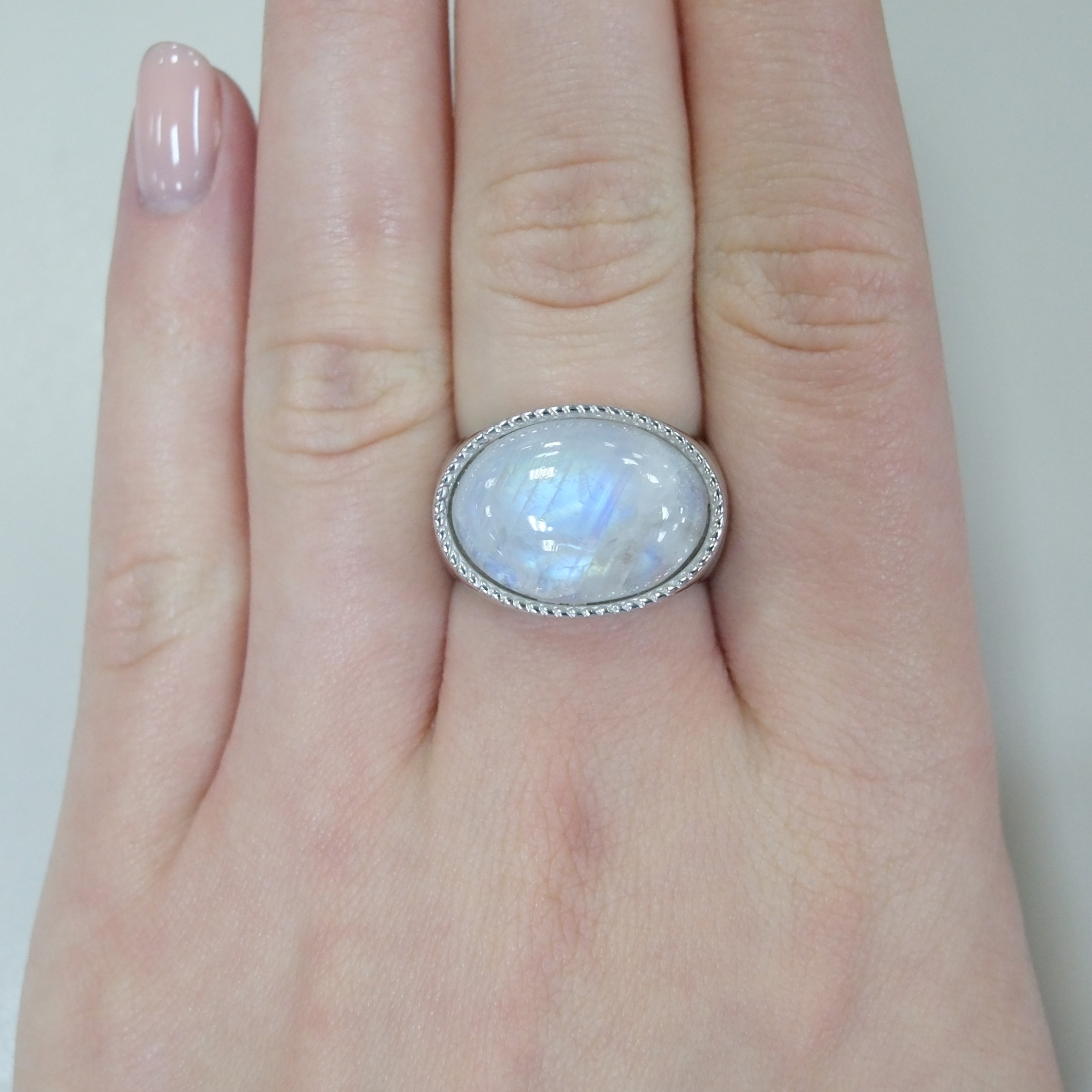 Серебряное кольцо с лунным камнем